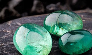 假的翡翠怎么鉴别方法(假的翡翠怎么鉴别方法紫光灯)