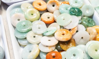 怎么知道翡翠的价格（怎样查翡翠的价格）