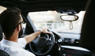 夏天汽车冷车启动怠速高怎么解决 夏天汽车冷启动转速高