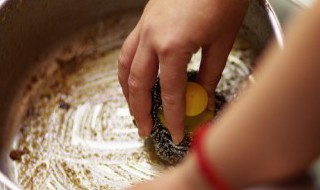 长时间不用的铁锅生锈了怎么处理（长时间不用的铁锅生锈了怎么办）