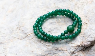 怎样鉴定翡翠真假（怎样鉴定翡翠真假鉴别）