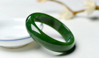 福禄寿三色翡翠手镯 福禄寿三色翡翠手镯300多万