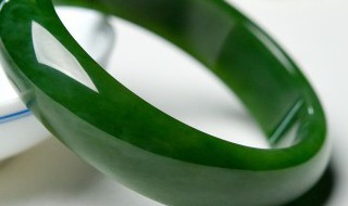 翡翠乌鸡种手镯（乌鸡种翡翠镯子）