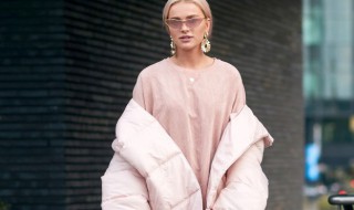 洗好的羽绒服能在太阳下晒吗 羽绒服洗好了可以在太阳底下暴晒吗?