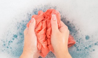 衣服上蘸上石灰怎么清洗(衣服沾上石灰)