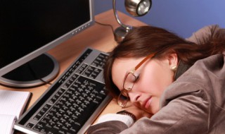 梦见在深水里游泳什么意思 梦见自己在很深的水里游泳是什么意思