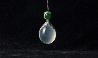 高冰种翡翠吊坠特点 高冰玻璃种翡翠手镯