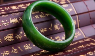 冰种飘绿翡翠手镯价值 冰种飘绿翡翠手镯价格