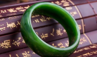 买的冰种翡翠如何保养（买冰种翡翠去哪里）