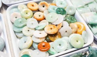 翡翠原石场口皮壳特征 莫西沙场口翡翠原石皮壳特征