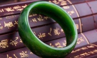 和田玉和翡翠手镯哪个好 和田玉手镯跟翡翠手镯哪个好