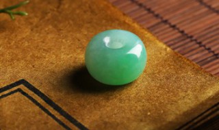 翡翠阳绿好还是甜绿好 翡翠满绿和阳绿哪个好