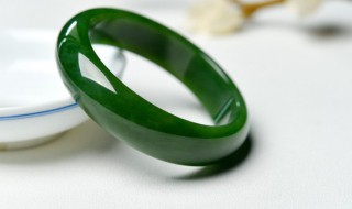买翡翠镯子去哪买好 想买个翡翠镯子,在哪买比较好呢