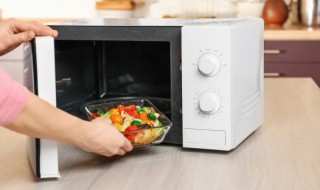 微波炉上的膜要撕掉吗（新买微波炉外面那层膜应该撕去吗）