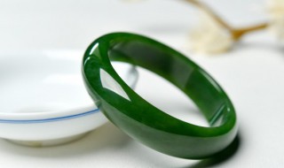 翡翠手镯绿色对价格影响 翡翠手镯深绿色是不是不值钱