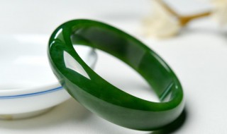 云南翡翠手镯价格介绍（云南翡翠玉镯价格）