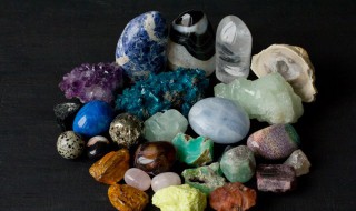 水草玛瑙是天然还是人工的（水草玛瑙是什么材质）