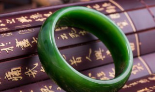 翡翠满绿手镯介绍（满绿玉手镯）