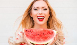 夏天西瓜吃不完怎么保存(夏天没吃完的西瓜不放冰箱怎么保存)