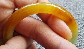 黄翡翠手镯如何挑选（有黄翡的手镯好吗）