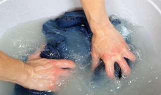 牛仔裤脏了洗不掉怎么办（牛仔裤脏了怎么洗不掉色）