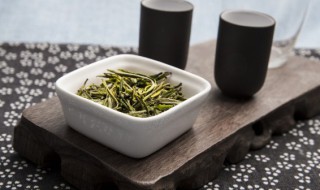 夏天喝红茶好还是绿茶好（女人夏天喝红茶好还是绿茶好）