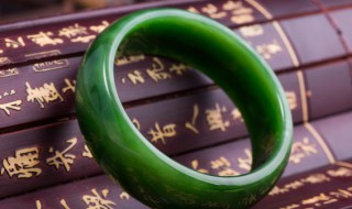 选购翡翠手镯（如何买到好的翡翠手镯）