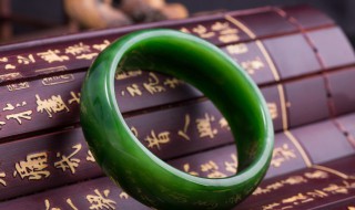 玻璃种翡翠手镯价格 满绿玻璃种翡翠手镯价格
