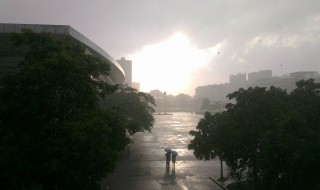 女人梦见下雨房子漏雨 女人梦见下雨房子漏雨到床上