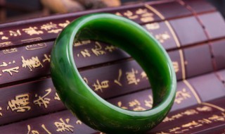 白底青翡翠手镯价格 白底青翡翠手镯价格区别