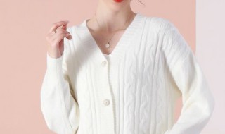 白色羊毛衫搭配什么颜色衬衫好 白色羊毛衫搭配什么颜色衬衫好看