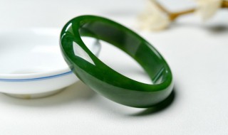 满绿翡翠手镯简介(满绿手镯介绍)