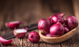 洋葱怎么剥皮是不是要一层一层剥（洋葱剥皮要剥几层）