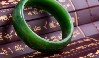 翡翠手镯怎么选择好坏(翡翠手镯怎么辨别好与坏)