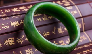 春带彩翡翠手镯简介(春带彩翡翠手镯图片)