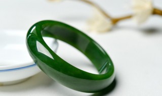 真假玉镯的鉴别 真假玉镯的鉴别方法灯照