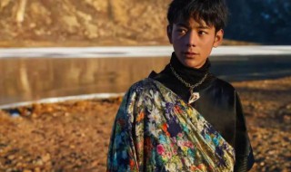 为什么藏袍只穿一只袖子 为什么要穿藏袍