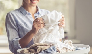 白衣服发霉了有霉点怎么处理 衣服发霉有白点怎么办