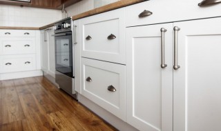 厨房地板怎么清理比较干净 厨房的木地板怎么清理