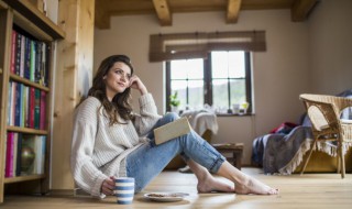 破洞牛仔裤搭配(破洞牛仔裤搭配什么鞋子)