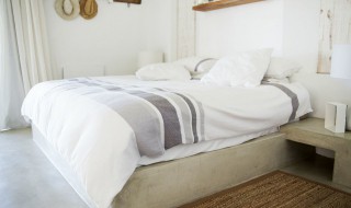 蚕丝被能在太阳底下晒吗（蚕丝被能在大太阳下晒吗）