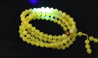 紫光灯蜜蜡辨别真假 紫光灯光下蜜蜡真假对照图