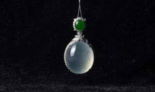 翡翠贵还是玉贵（翡翠贵还是玉贵百科）