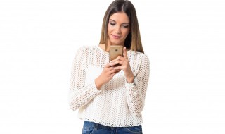 紧身破洞牛仔裤配什么上衣好看（紧身破洞牛仔裤配什么上衣好看男）