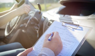 汽车牌照的正确安装方法是什么(汽车牌照是怎么安装的)