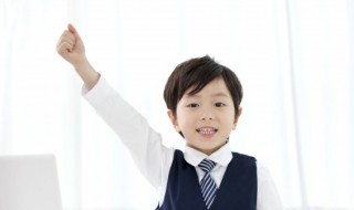 一座绿色的山下面一条河打一成语 一个青山一条河打一成语