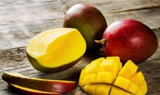 四个芒果和二个梨可以一起榨汁吗（芒果可以和苹果梨一起榨汁吗）