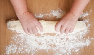 饺子皮用凉水和面还是冷水（水饺皮用开水还是冷水和面）