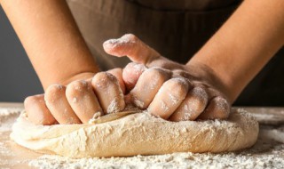 做烧饼低筋面粉好还是高筋面粉好（烧饼用低筋面粉还是高筋面粉）