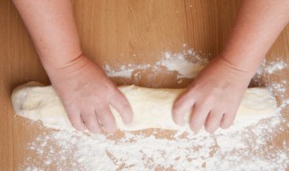 如何看是不是高筋面粉（怎么辨别高筋面粉）